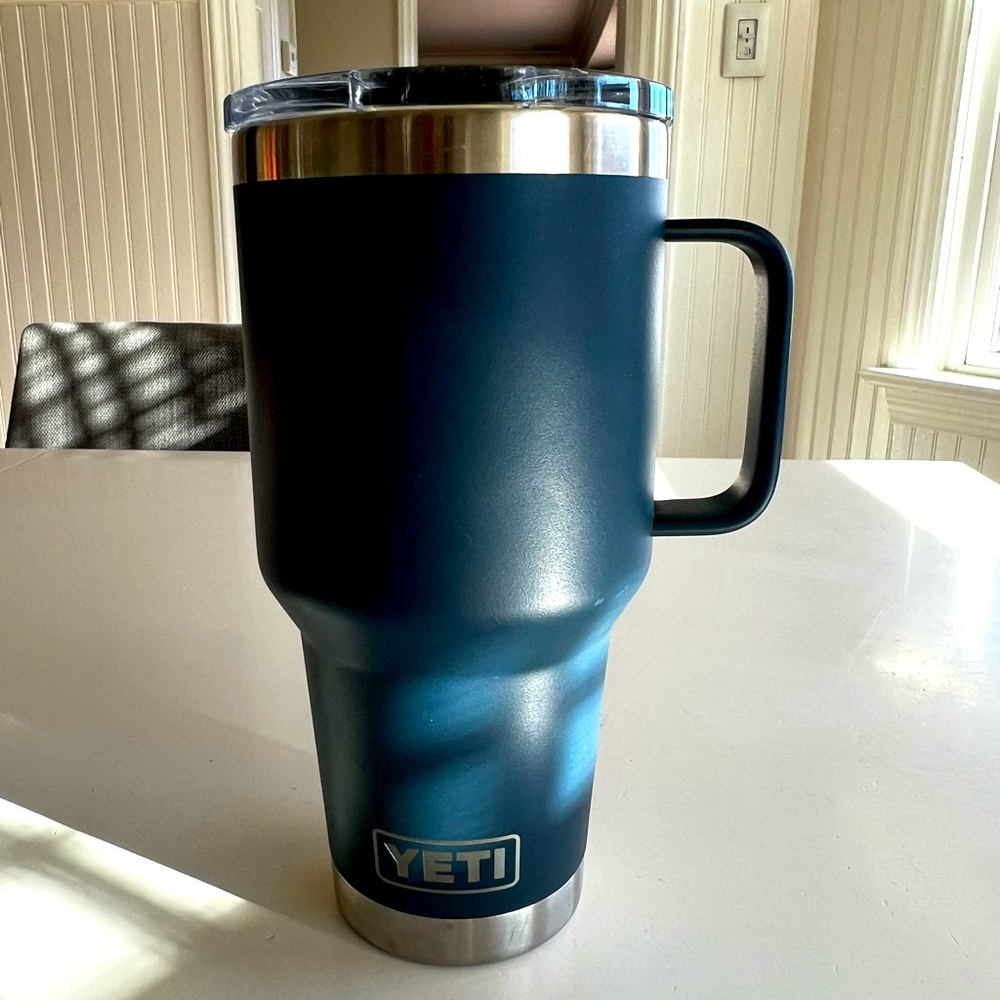 YETI RAMBLER® 30 OZ TRAVEL MUG
WITH STRONGHOLD™ LID NAVY
